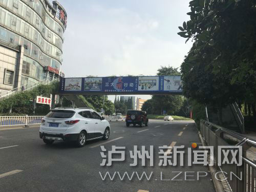 主干道上隨處可見(jiàn)創(chuàng)文宣傳廣告。 記者 肖婷 攝